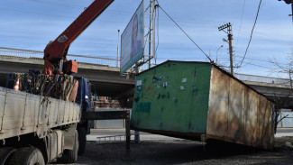 На улицах Чехова и Аксакова в Астрахани демонтировали незаконные гаражи