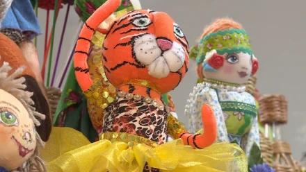 Астраханская мастерица делает декоративные игрушки из подручных материалов