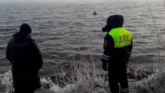 Астраханские полицейские спасли мужчину, который стоял в холодной реке