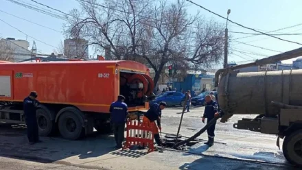 В Астрахани на «Больших Исадах» устранили коммунальную аварию