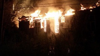 Два деревянных многоквартирных дома горели в Астрахани