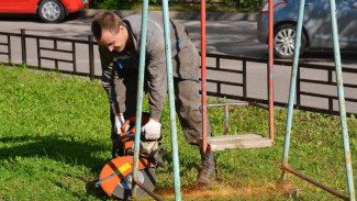 В Астрахани на детских площадках демонтировали аварийные элементы