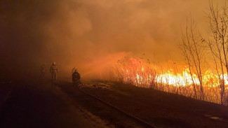 В Астраханской области пожарные спасли от огня посёлок 