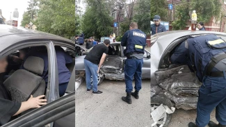 В Астрахани спасатели помогли ребёнку выбраться из искорёженной машины