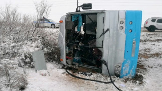 В Астраханской области перевернулся автобус с пассажирами