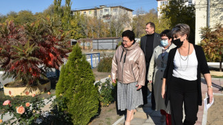 Мария Пермякова проинспектировала школьные дворы в Астрахани