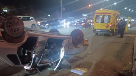 Автомобиль перевернулся на въезде на Новый мост