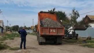 В Астрахани инертным материалом подсыпали более 20 грунтовых дорог 