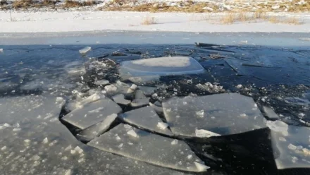 В Астраханской области два человека провалились под лед и утонули
