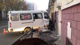 В Астрахани водитель маршрутки уснул за рулём и въехал в здание