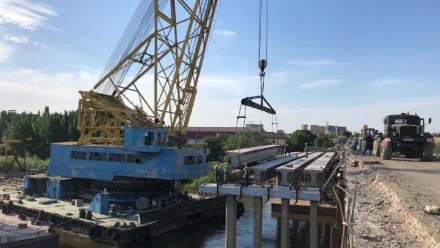 На Милицейском мосту в Астрахани завершилась установка балок