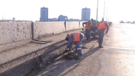 В Астрахани начали подготовку мостов, дорог и деревьев к весне