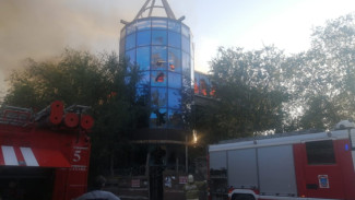 В Трусовском районе Астрахани пожарные тушат крупный пожар 