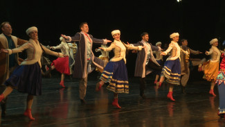 Астраханский госансамбль песни и танца представил спектакль "Троица. Ожившая история"