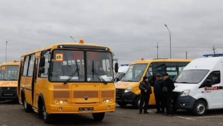 Астраханский губернатор передал новые автомобили школам и медучреждениям