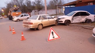 В Астрахани при столкновении отечественных авто пострадали 3 человека