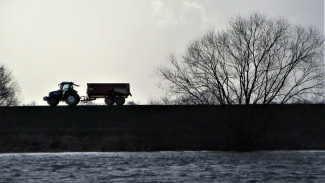 В Астраханской области ищут водителя утонувшего трактора