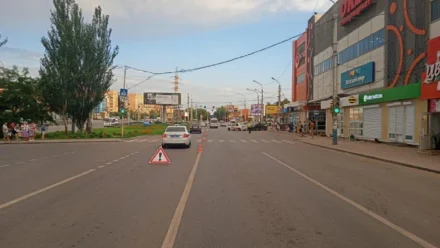 В Астрахани иномарка сбила 13-летнего мальчика, который выбежал на дорогу за мячом