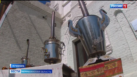 Русская община угощает астраханцев чаем из 100-литрового самовара