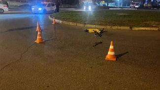 В Астрахани мужчина пострадал во время езды на электросамокате