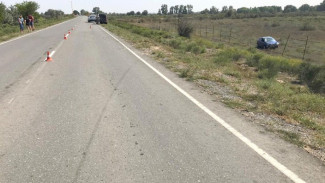 На дороге в Астраханской области опрокинулась иномарка 