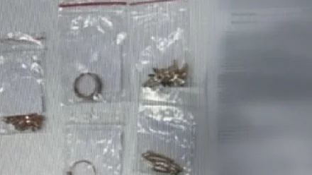 В Астрахани сотрудница ломбарда вместо ювелирных украшений сдавала в залог бижутерию
