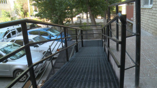 Леонид Огуль помог оборудовать пандусы у подъездов домов, где проживают инвалиды