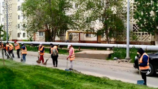 В Астрахани проводят уборку аллеи на улице Барсовой