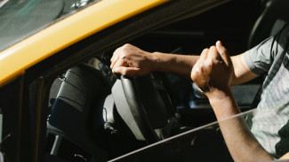 В Астрахани у водителя во время движения по улице случился инсульт