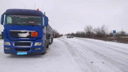 На трассе в Астраханской области столкнулись легковушка и газовоз
