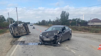 Под Астраханью опрокинулся автомобиль после ДТП