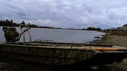 Под Астраханью катер с людьми сел на мель