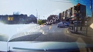 В Астрахани на перекрестке иномарка столкнулась с реанимобилем