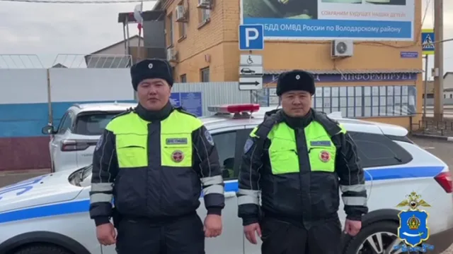 Астраханские госавтоинспекторы экстренно доставили больного мужчину в больницу