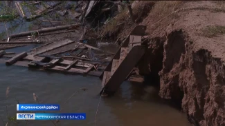 Астраханка пытается спасти затапливаемый участок своими силами