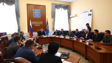 Глава Астраханской области провел совещание в Красноярском районе после атаки БПЛА