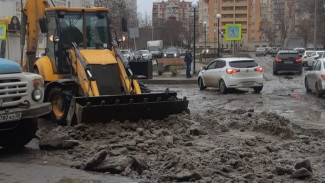 В Астрахани на улице Барсовой произошёл разлив сточных вод