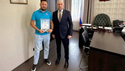 В Астрахани отметили водителя автобуса, спасшего пенсионера