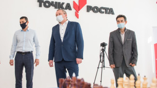 Игорь Мартынов посетил новую школу в селе Началово с рабочим визитом