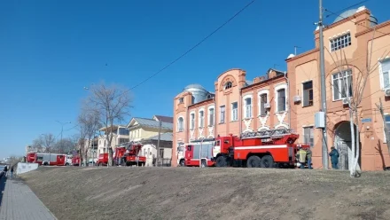 В Астрахани загорелась кровля памятника архитектуры