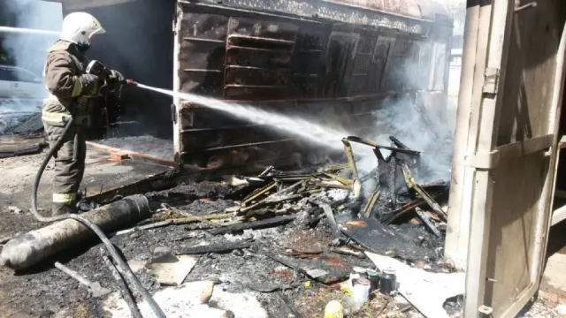 В Астрахани из-за взрыва газового баллона загорелись гаражи и балконы
