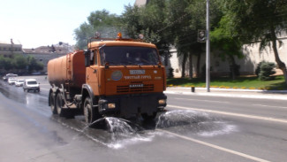 Астраханские коммунальщики охлаждают проезжие части улиц