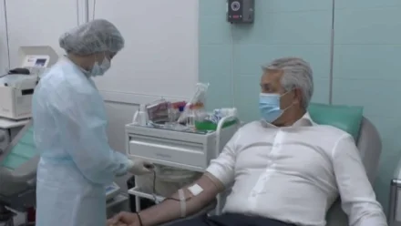 Депутат Госдумы Леонид Огуль сдал кровь в День донора