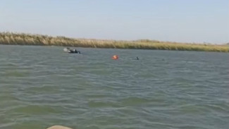 Под Астраханью спасли рыбаков, которые оказались в воде после опрокидывания лодки