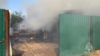 Под Астраханью горят два жилых дома