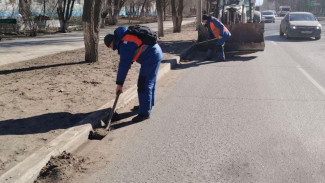 В Астрахани коммунальщики проводят уборку в преддверии весны