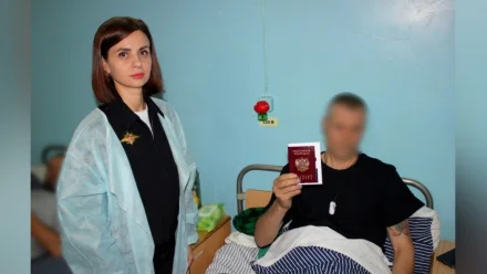 В Астрахани полиция вручила паспорта раненым участникам СВО
