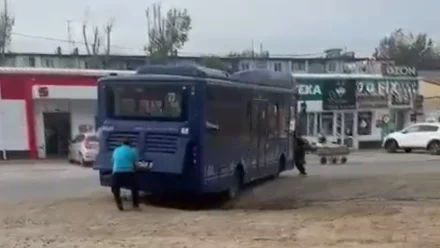 В Астрахани автобус без водителя протаранил автомобиль