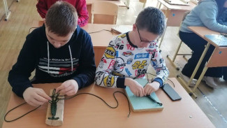 Астраханские школьники сплели браслеты выживания для бойцов СВО
