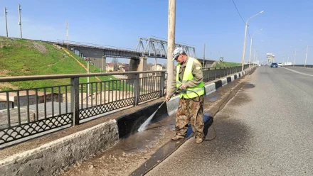 В Астрахани начали мыть мосты